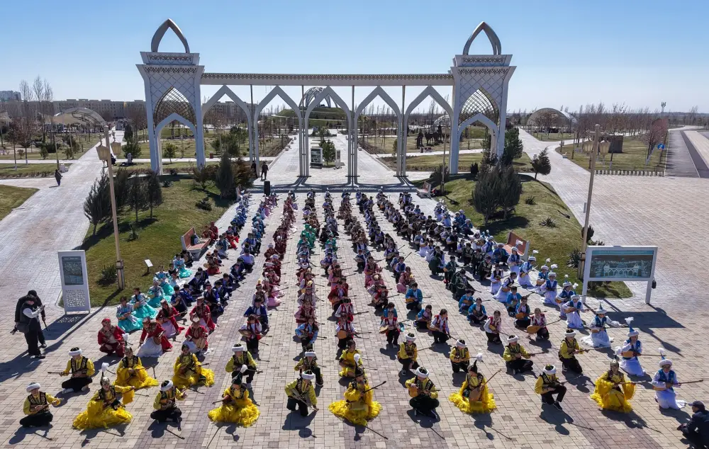 В ТУРКЕСТАНЕ БОЛЕЕ 500 ЮНЫХ ДОМБРИСТОВ ОДНОВРЕМЕННО ИСПОЛНИЛИ КЮЙ (9)