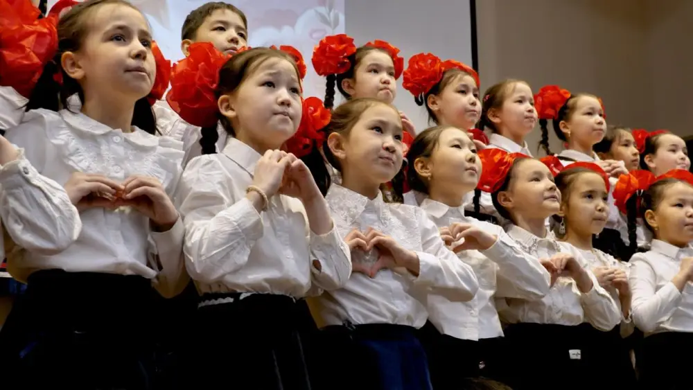 Праздничный хор учащихся и малышей одновременно зазвучал в Астане в честь Международного женского дня (6)