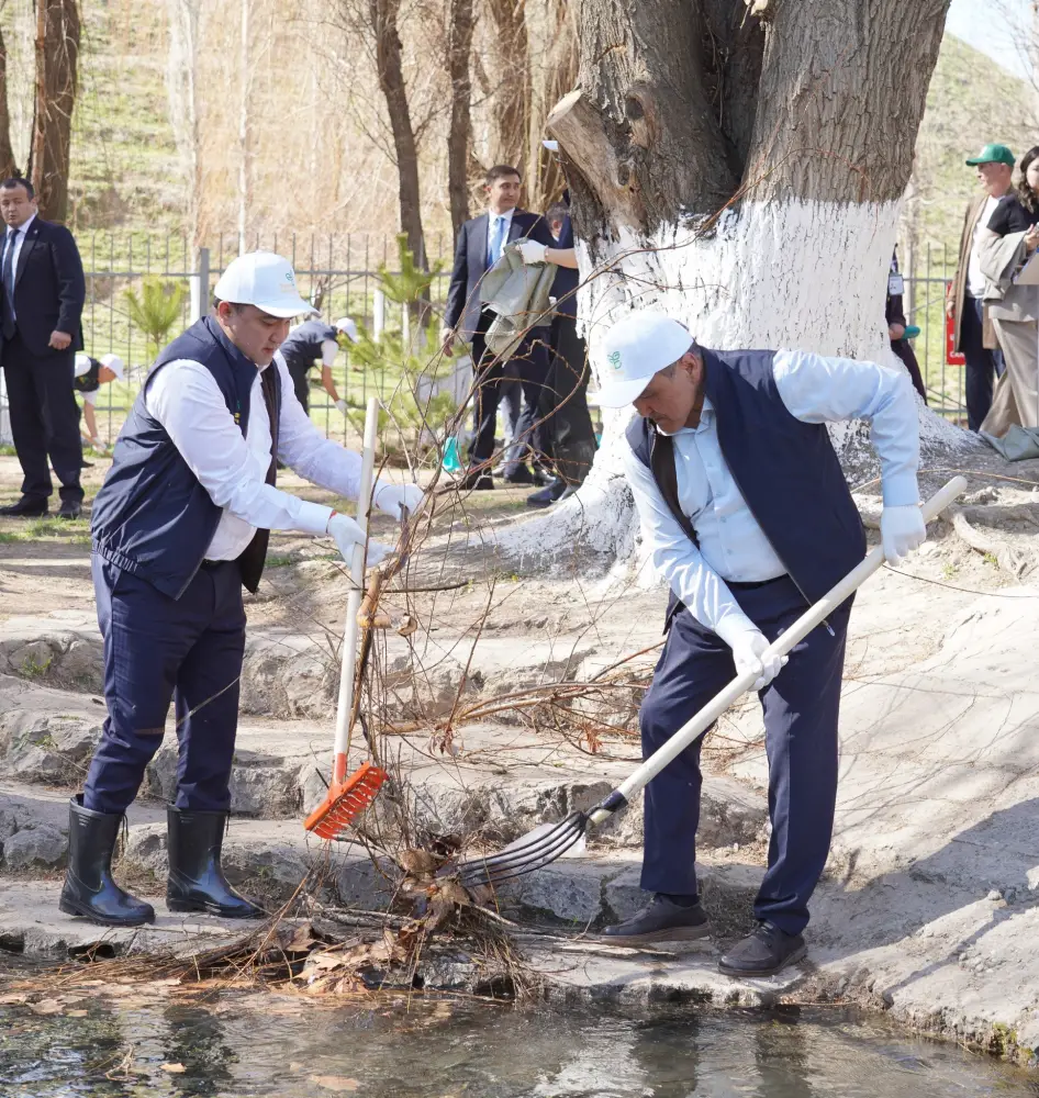 Олжас Бектенов участвует в очистке родника «Ақ-Ата» в Туркестанской области в рамках инициативы «Таза Қазақстан» Астане
