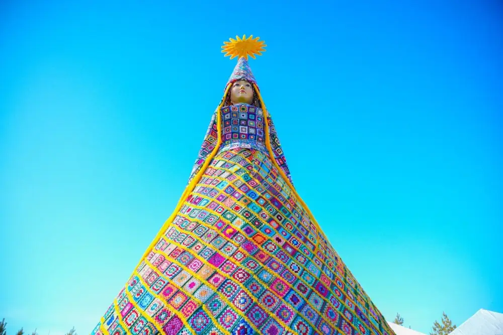 В Астане сотни людей связали необычную инсталляцию (4)