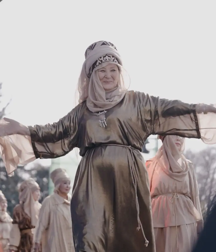 В Алматы прошёл уникальный модный показ с участием апашек (2)