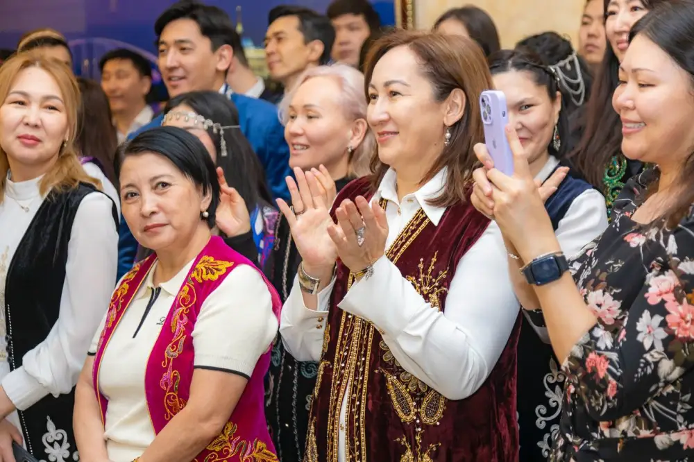 Министр торговли перерезал путы ребёнку на празднике Наурыз (5)