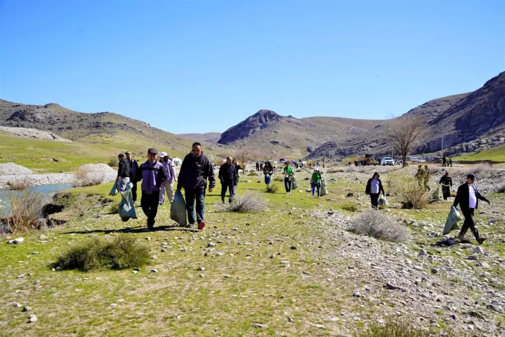 ТУРКЕСТАН: В КЕНТАУ В РАМКАХ ЭКОАКЦИИ «МӨЛДІР БҰЛАҚ» РАСЧИЩЕНЫ РОДНИКИ В ХАНТАГИ (2)