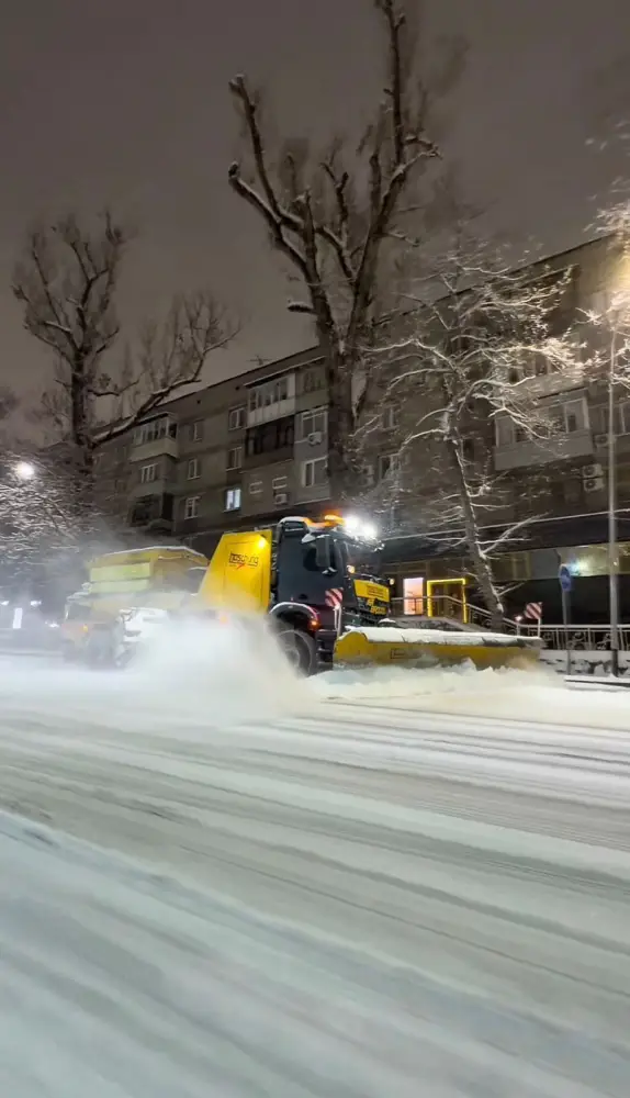 В Алматы коммунальные службы работают в усиленном режиме из-за снегопада (2)