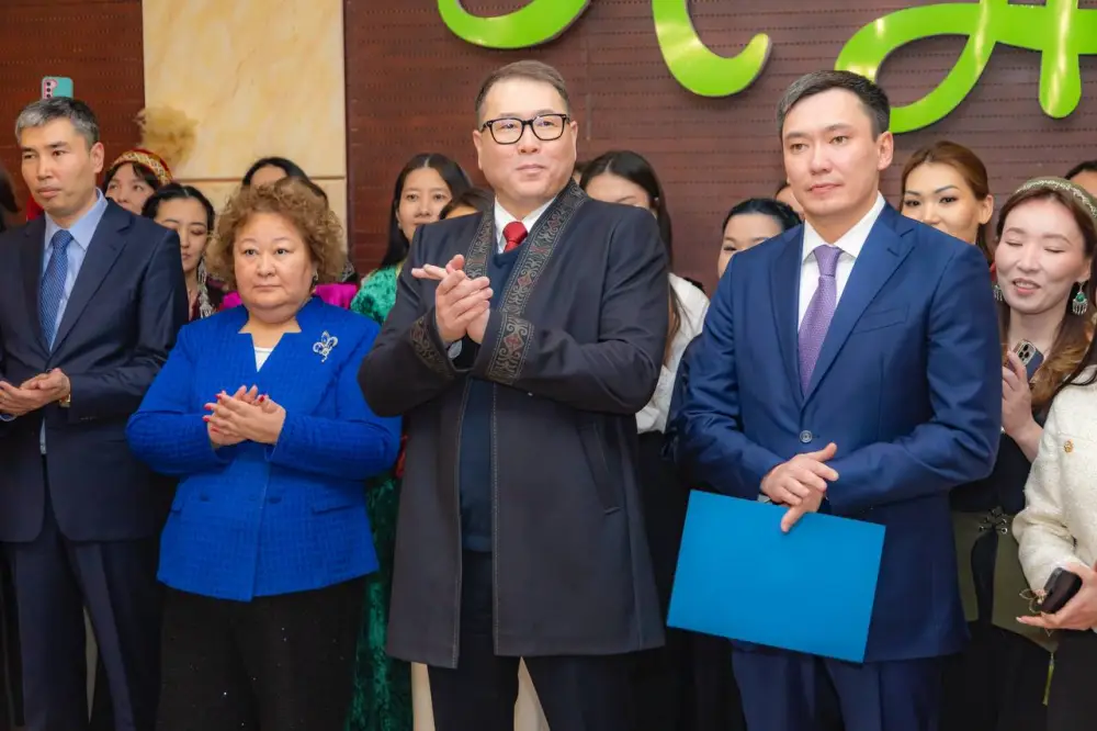 Министр торговли перерезал путы ребёнку на празднике Наурыз в Алматы Астане