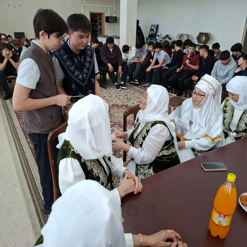 День Шанырака: столичные пенсионеры рассказали студентам о национальных традициях и дали свое благословение (4)