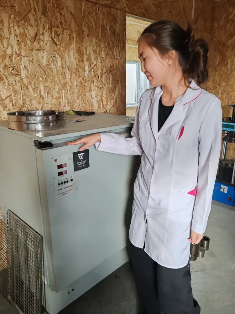 Школьница из Аягоза разработала эко-асфальт из пластиковых отходов (2)