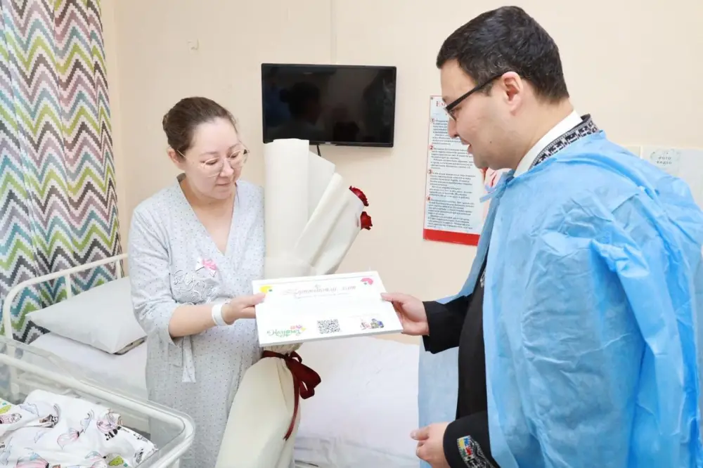 В Астане новорожденным вручили поздравительные письма с QR-кодом для высадки деревьев в День обновления Астане