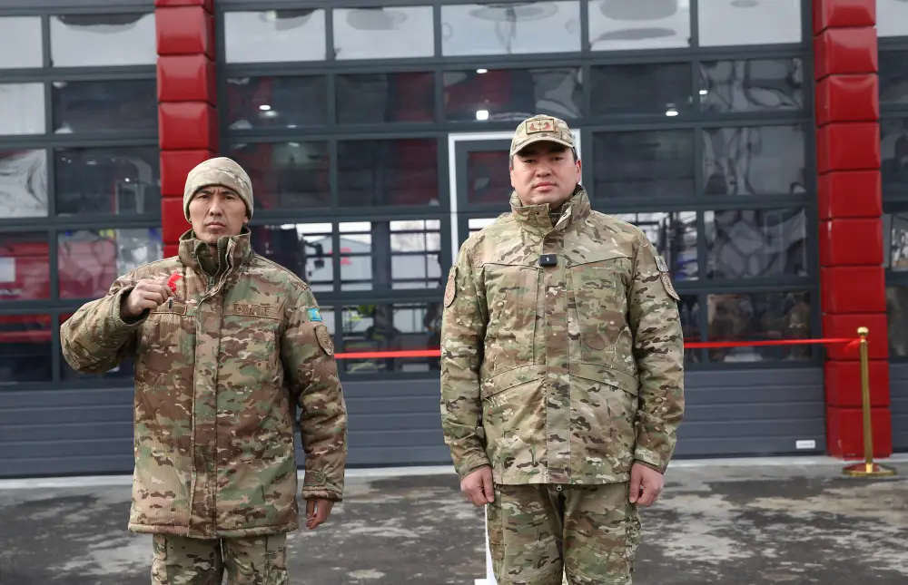 Новые апартаменты для спасателей: в Алматы вручили ключи сотрудникам МЧС (2)