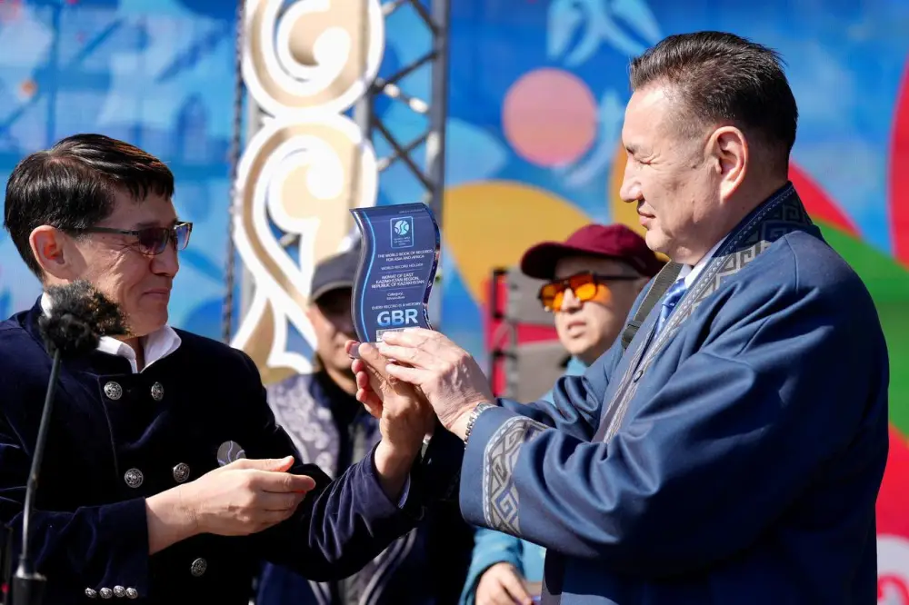 Более 5000 домбристов из ВКО установив мировой рекорд, исполнив песню «Акбулак» (5)