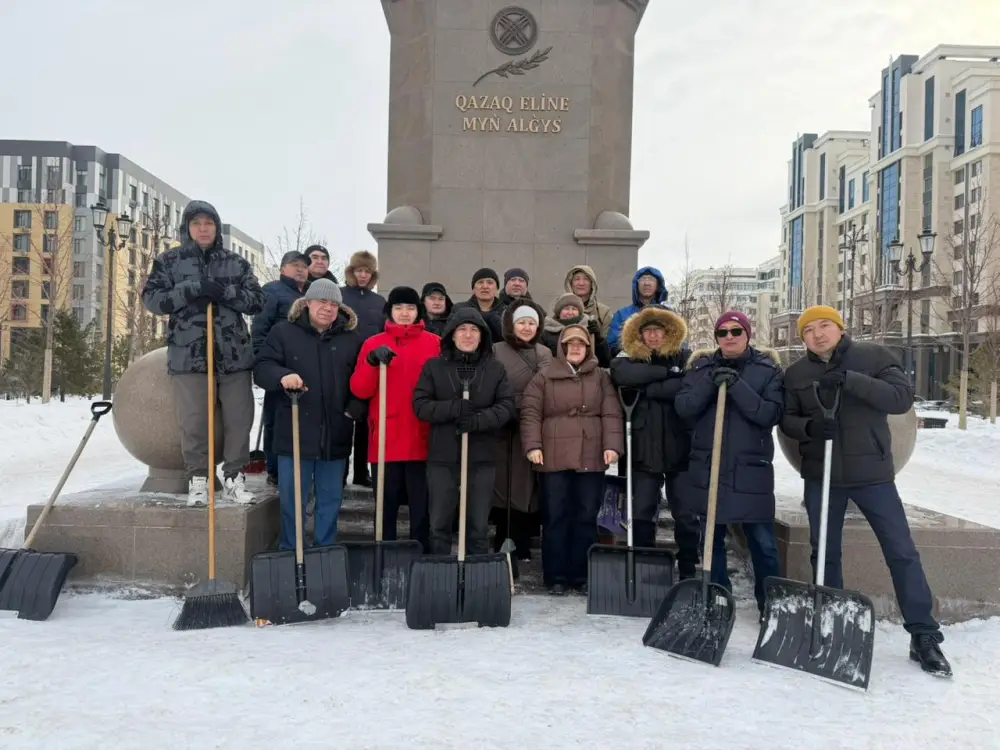 В Астане на территории монумента «Қазақ еліне мың алғыс» провели уборку (4)