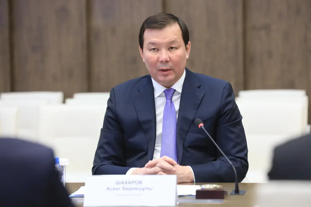 Асхат Шахаров и Канат Шарлапаев обсудили новые инициативы для поддержки малого и среднего бизнеса в Актюбинской области Астане