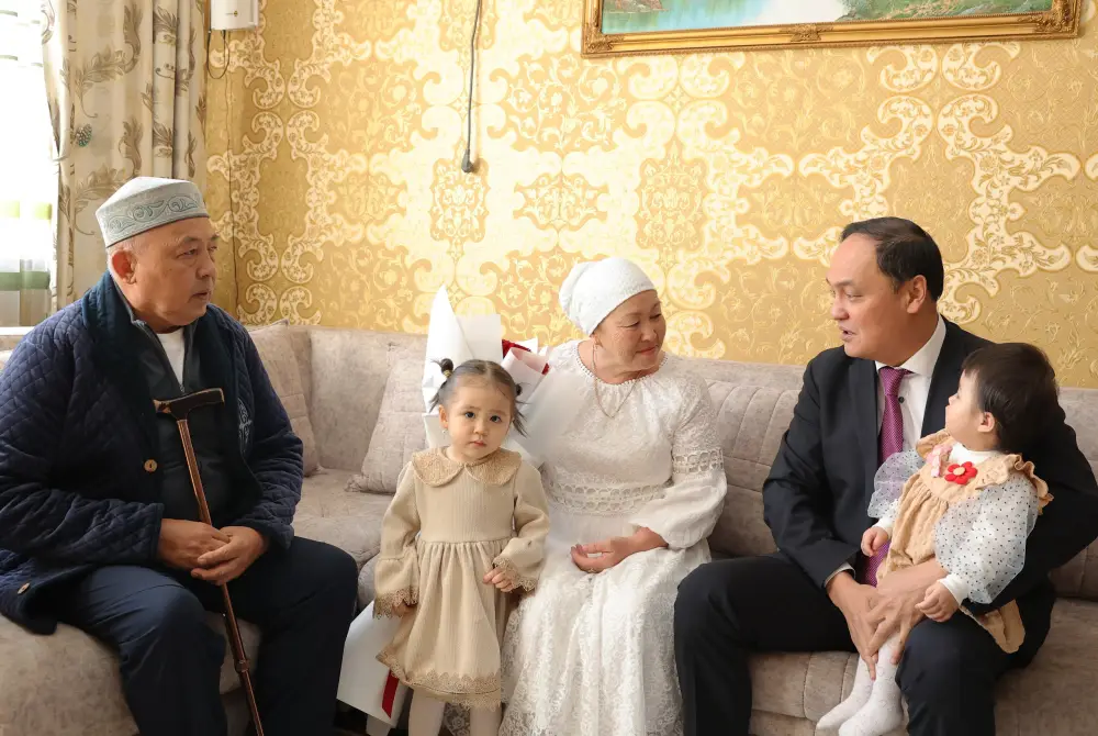 Ербол Карашукеев поздравил труженицу тыла и ветерана труда с 8 Марта (4)