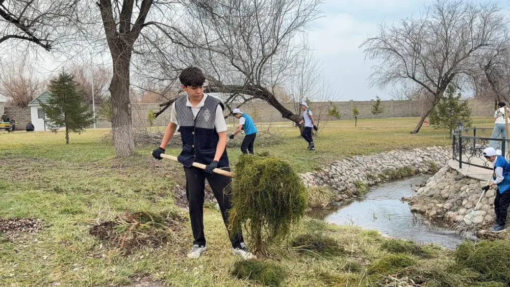 Экологическая акция Мөлдір бұлақ в Казахстане участие молодежи в очистке водоемов Астане