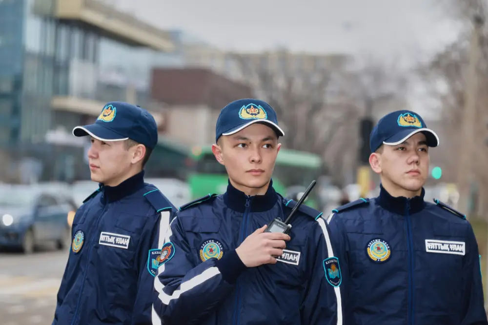 Солдат Национальной гвардии Алматы исполняет 100 кюев на домбре Астане