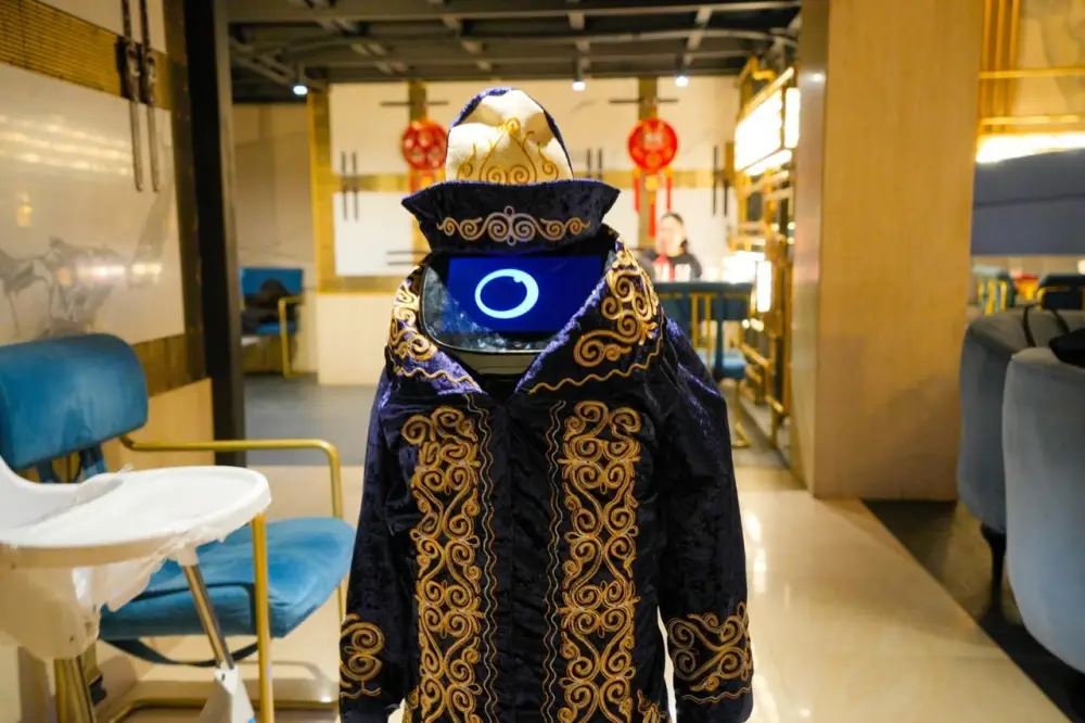 В Астане робот встречал гостей в чапане Астане