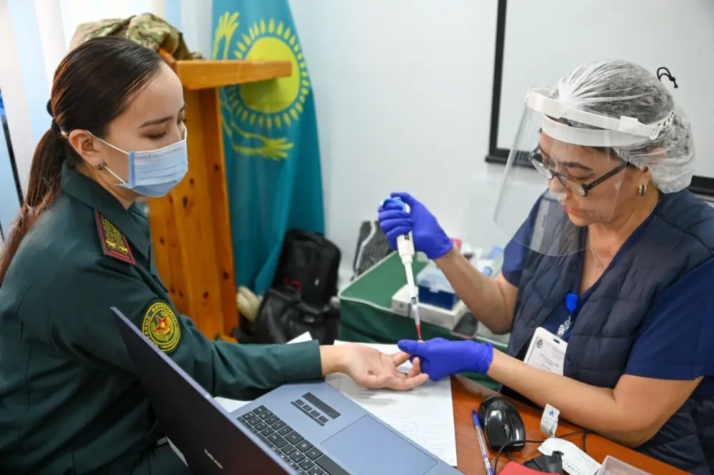 В Астане военные медики организовали акцию по безвозмездной сдаче крови с участием более 50 специалистов Астане