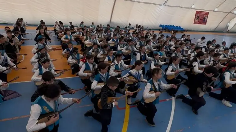 Около 10 тысяч юных домбристов Карагандинской области одновременно исполнили известные кюи (6)