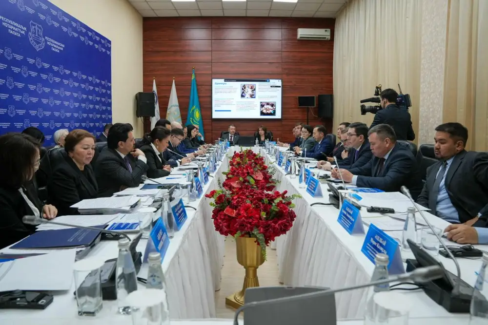 Министр юстиции Казахстана Ерлан Сарсембаев обсуждает цифровизацию нотариальных услуг на международном уровне Астане