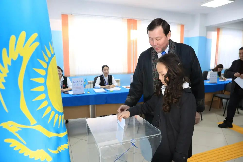 Асхат Шахаров проголосовал на республиканском референдуме по новой Конституции Астане