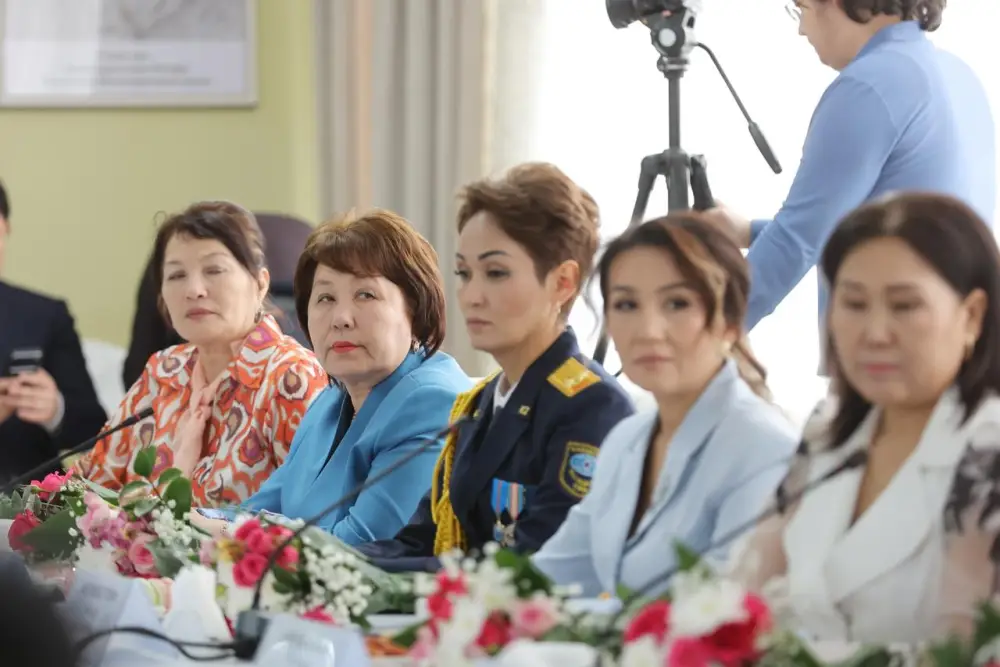 Ербол Карашукеев поздравил представительниц прекрасного пола с 8 Марта (2)