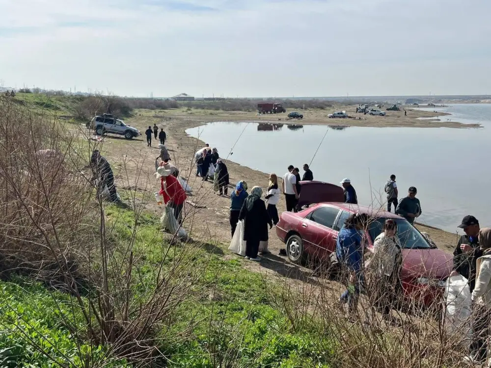 Волонтерская инициатива в Туркестанской области: более 500 жителей участвуют в очистке водохранилища «Шардара» Астане