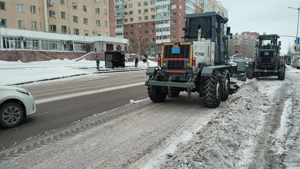 Около трех тысяч дорожных рабочих задействовано в снегоуборочных работах в Астане (10)