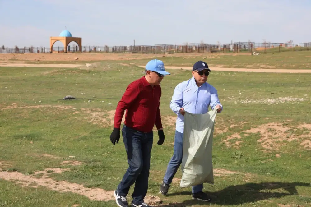 Субботник в Сарыагаше: участники очистили территории и высадили деревья Астане