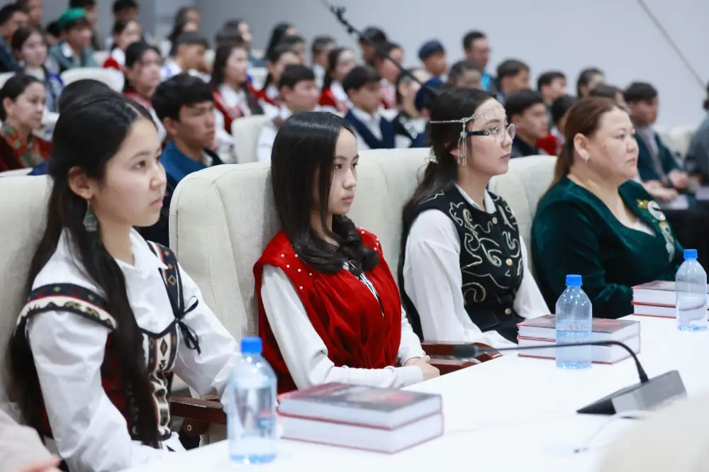 Ербол Карашукеев встретился с финалистами второго сезона «Ой шебері» (5)