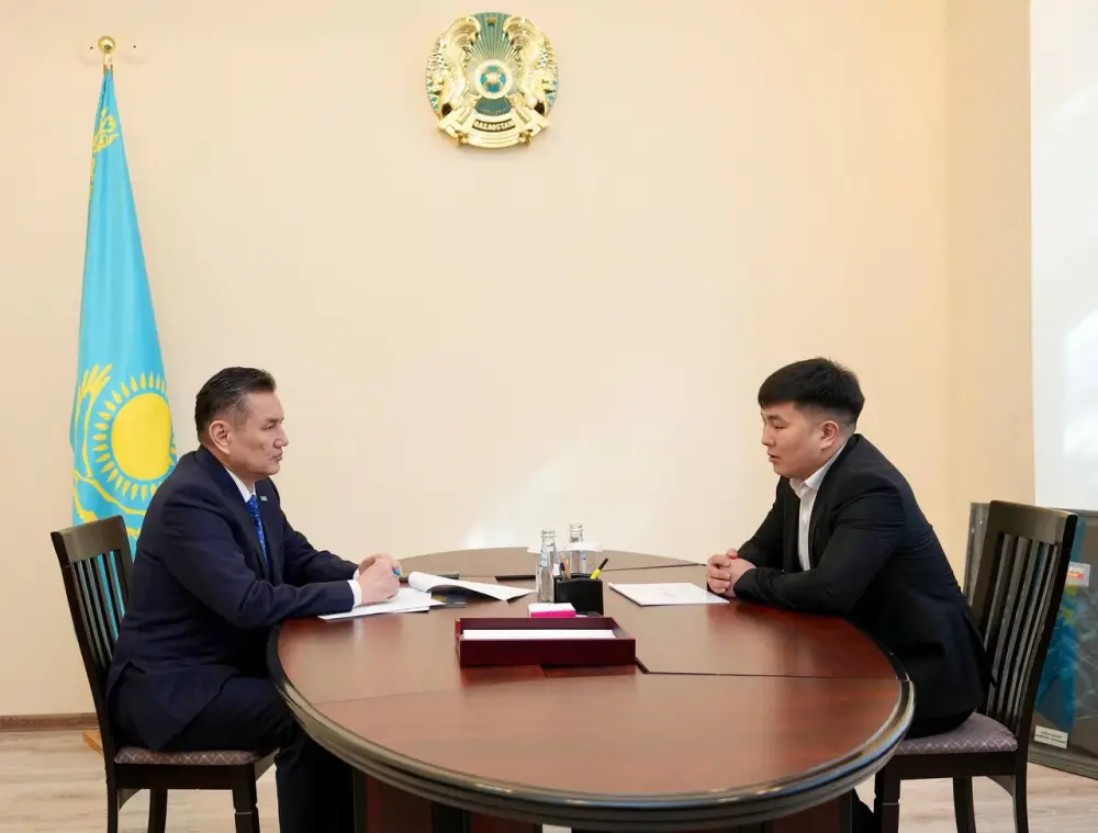Аким ВКО обсуждает местные вопросы с гражданами, включая санитарные нормы и интернет-связь Астане