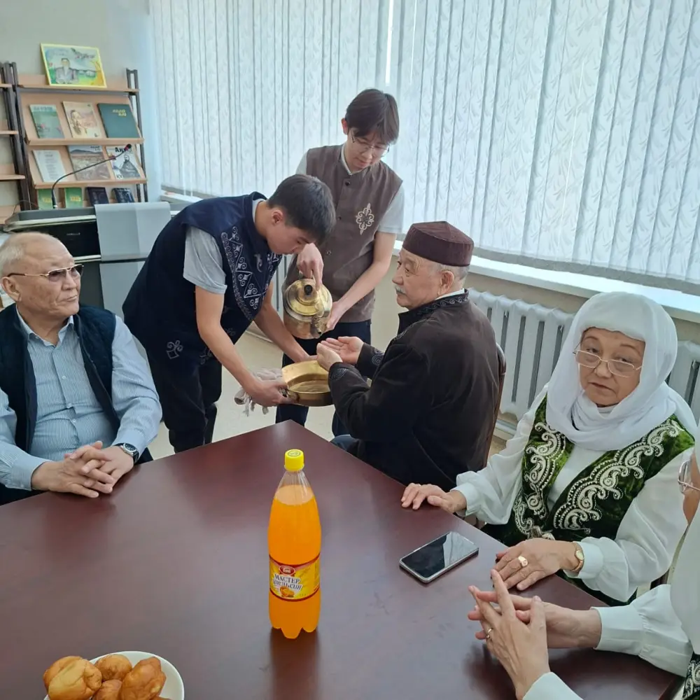 День Шанырака: столичные пенсионеры рассказали студентам о национальных традициях и дали свое благословение (8)