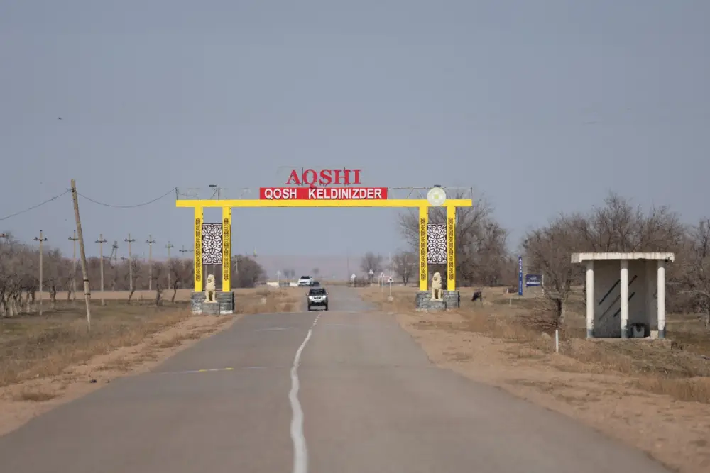 В Илийском районе высаживают более 30 тысяч саженцев деревьев вдоль 15 км дороги Астане