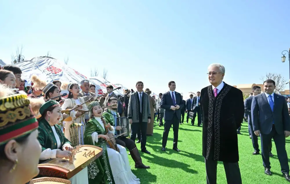 Глава государства принял участие в народных гуляньях по случаю праздника Наурыз (6)
