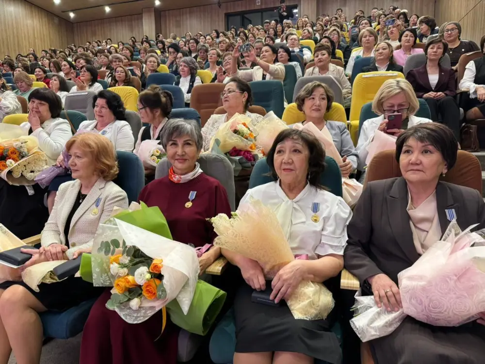 В Астане прошел праздничный вечер, посвященный Международному женскому дню (6)