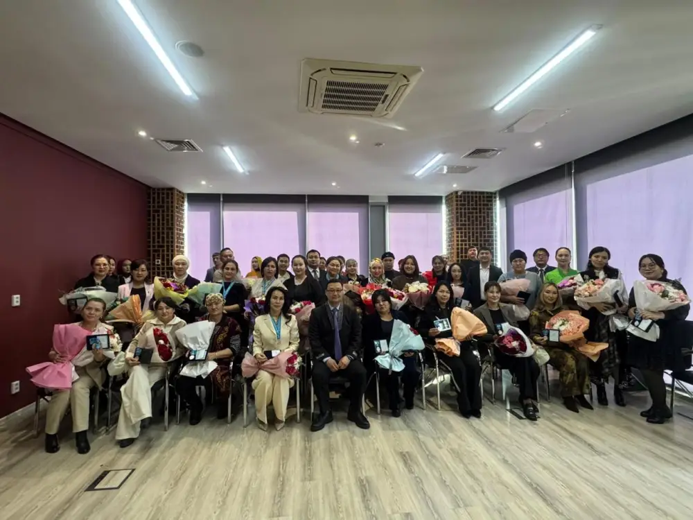 В Астане многодетным матерям вручили подвески «Алтын алқа» и «Күміс алқа» Астане