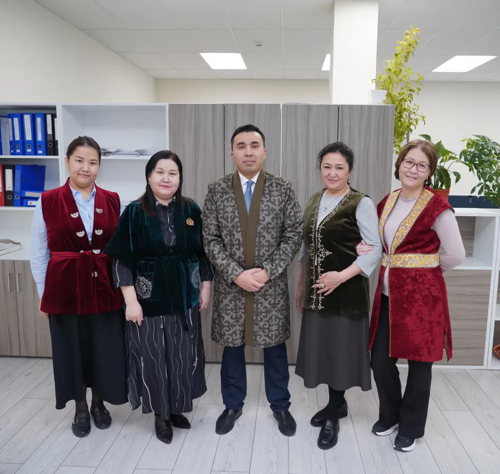 ГОСУДАРСТВЕННЫЕ СЛУЖАЩИЕ ТУРКЕСТАНСКОЙ ОБЛАСТИ ПРИШЛИ НА РАБОТУ В НАЦИОНАЛЬНОЙ ОДЕЖДЕ И ПОДДЕРЖАЛИ ДЕКАДУ “НАУРЫЗНАМА” Астане
