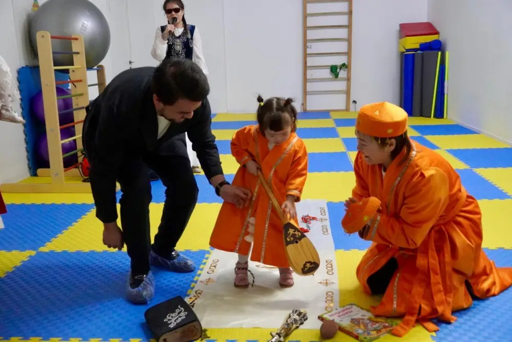 В Астане для детей с особыми потребностями провели обряд тұсаукесер Астане
