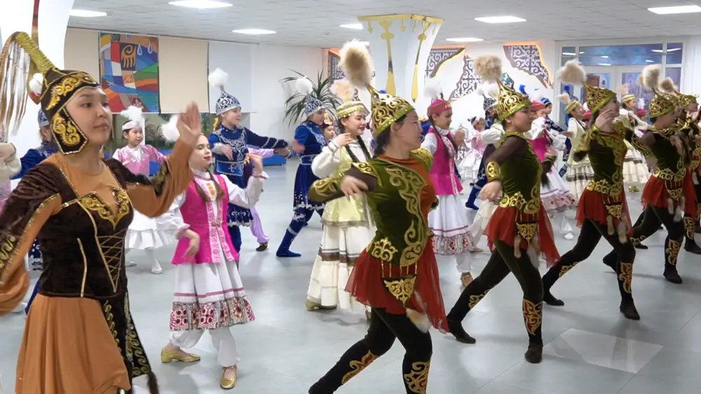 20 тысяч школьников Павлодарской области исполнили танец «Қара жорға» (8)