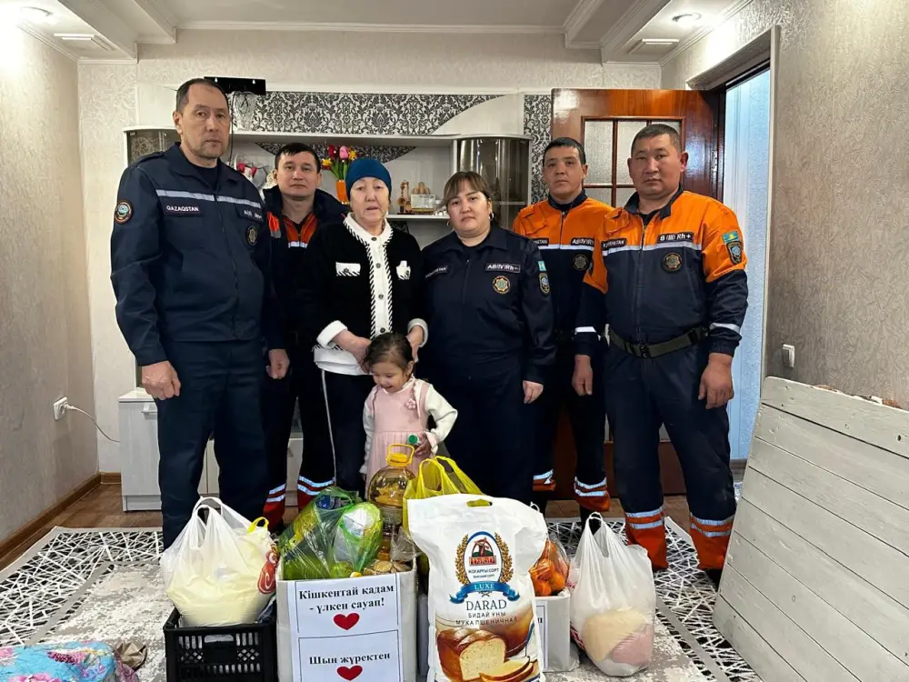 Спасатели Алматы помогают нуждающимся в День милосердия Астане