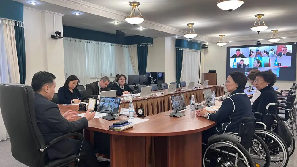 Министр труда РК обсудил вопросы поддержки людей с инвалидностью в ходе встречи с активистами Астане