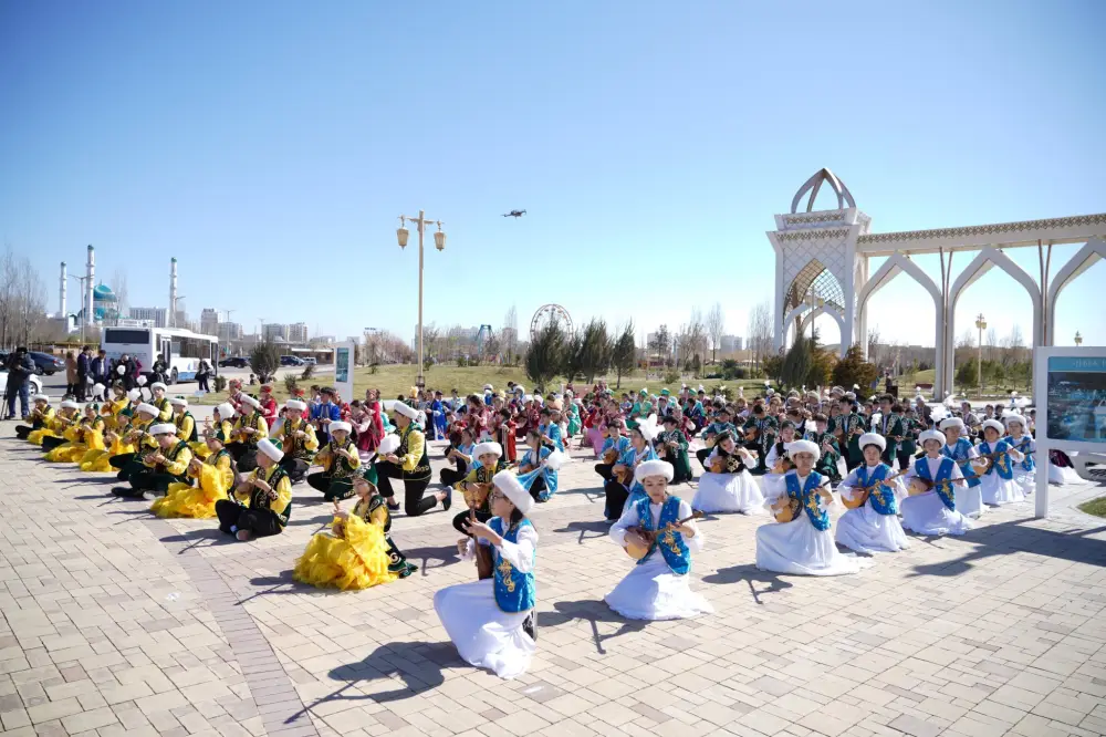 В ТУРКЕСТАНЕ БОЛЕЕ 500 ЮНЫХ ДОМБРИСТОВ ОДНОВРЕМЕННО ИСПОЛНИЛИ КЮЙ Астане