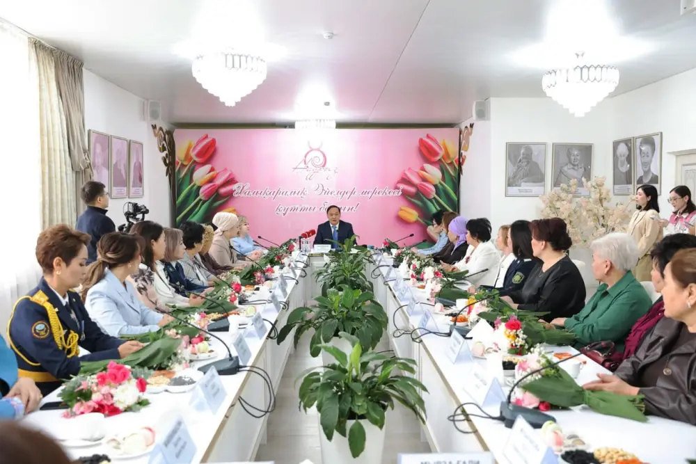 Ербол Карашукеев поздравил представительниц прекрасного пола с 8 Марта (9)