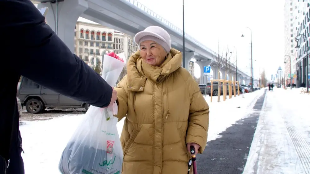 Цветы раздавали девушкам и женщинам в Астане Астане