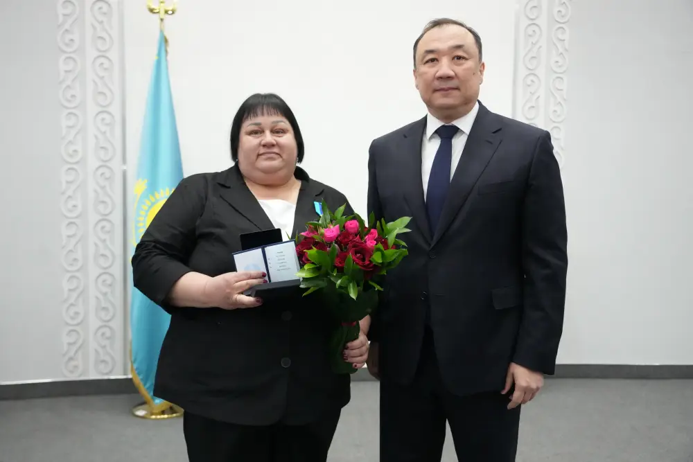 Награждение начальника ДЭУ-73 медалью «Ерен еңбегі үшін» подчеркивает значимость профессионализма в дорожной отрасли Астане