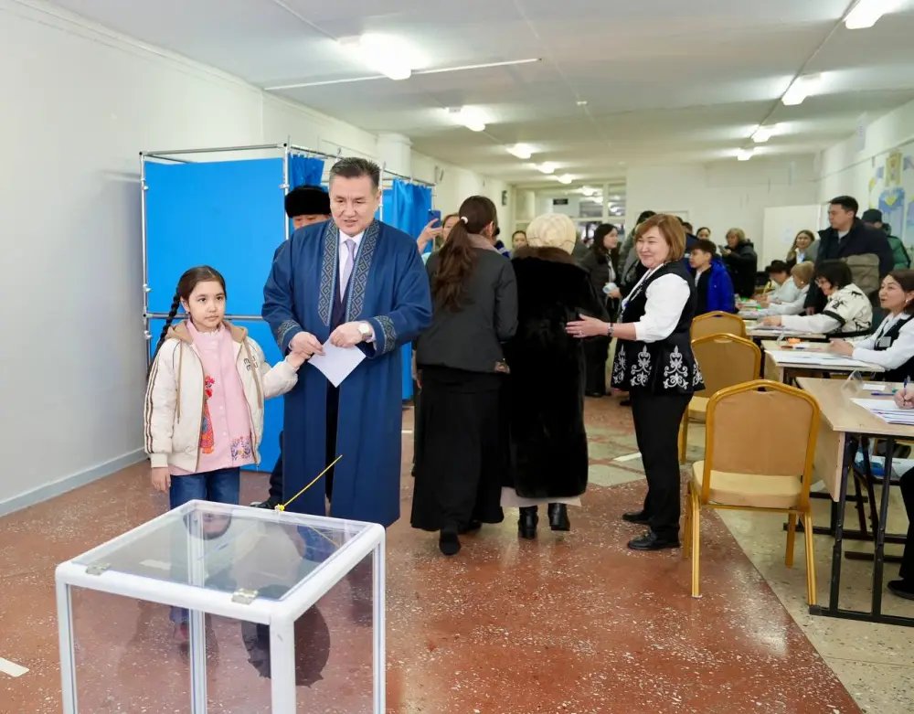 Нурымбет Сактаганов принимает участие в референдуме с семьёй, подчеркивая важность голосования Астане