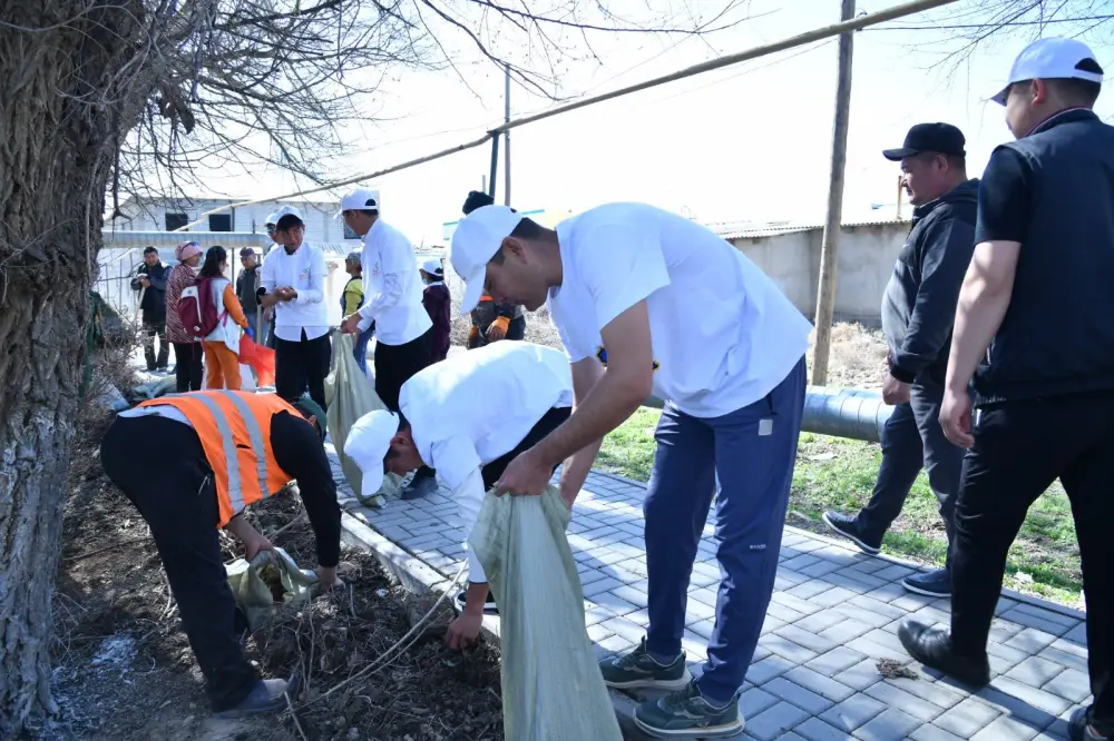 В Отырарском районе молодежь и местные жители очистили берега канала в рамках экологической акции «Мөлдір бұлақ» Астане