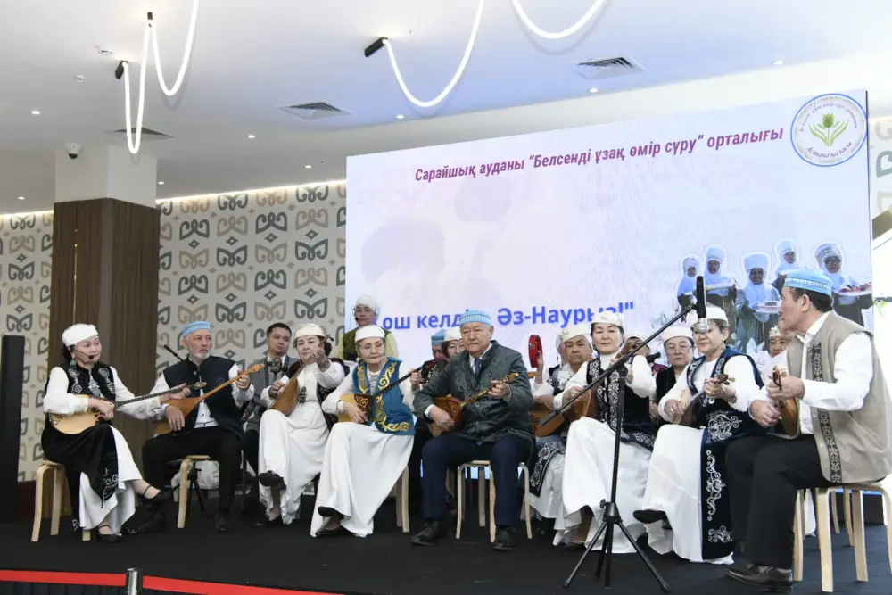 В Астане пенсионеры провели показ национальной одежды (5)