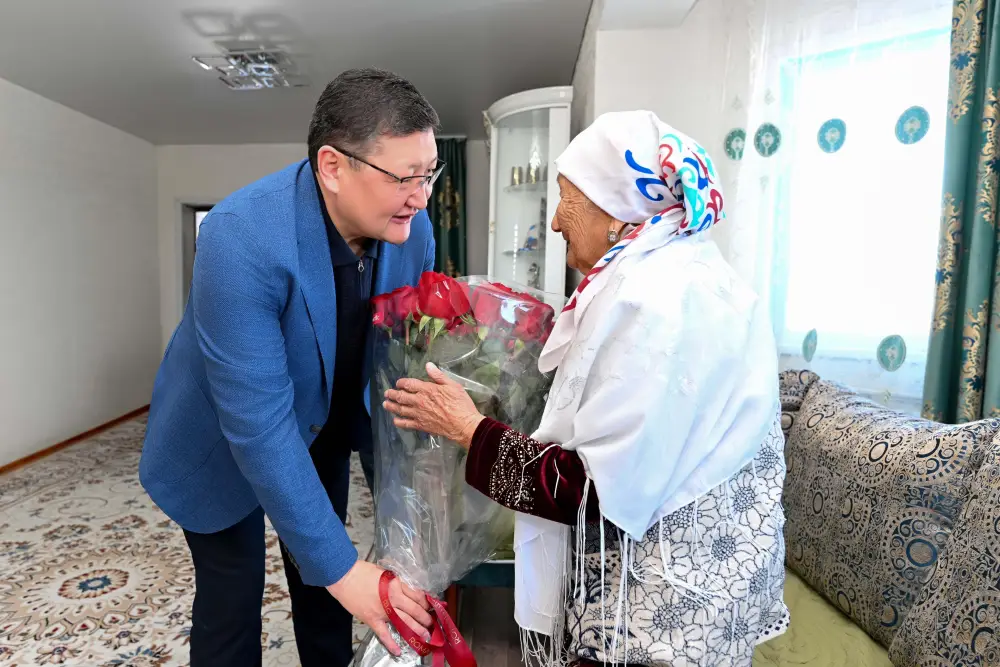 Аким области поздравил 104-летнюю труженицу тыла с праздником Астане