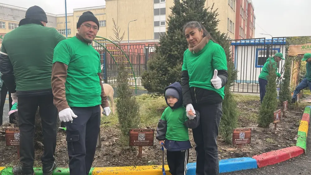 Посадка деревьев детьми и родителями в Алматы в рамках экопроекта Таза Қазақстан Астане
