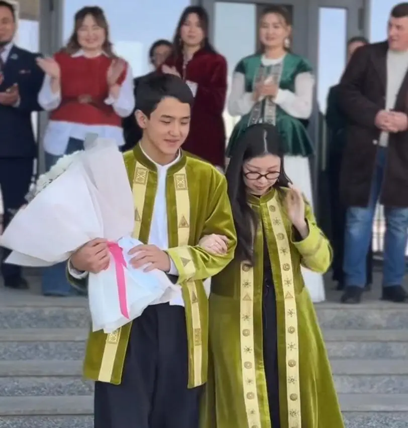 Парень сделал предложение девушке в день референдума в Узынагаше Астане